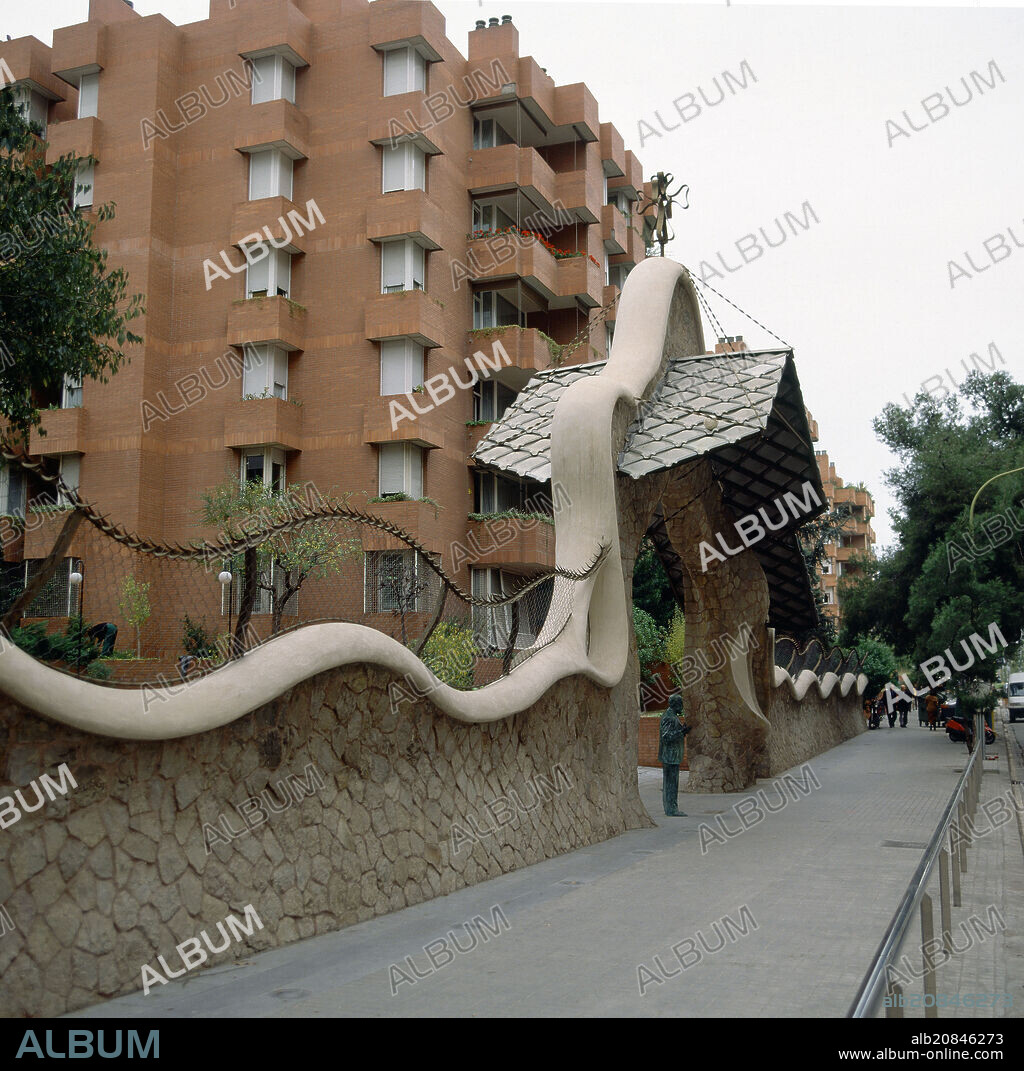 ANTONI GAUDÍ. MURO DE CIERRE Y PUERTA DE ENTRADA A LA FINCA MIRALLES CON ESCULTURA DE GAUDI - 1902.