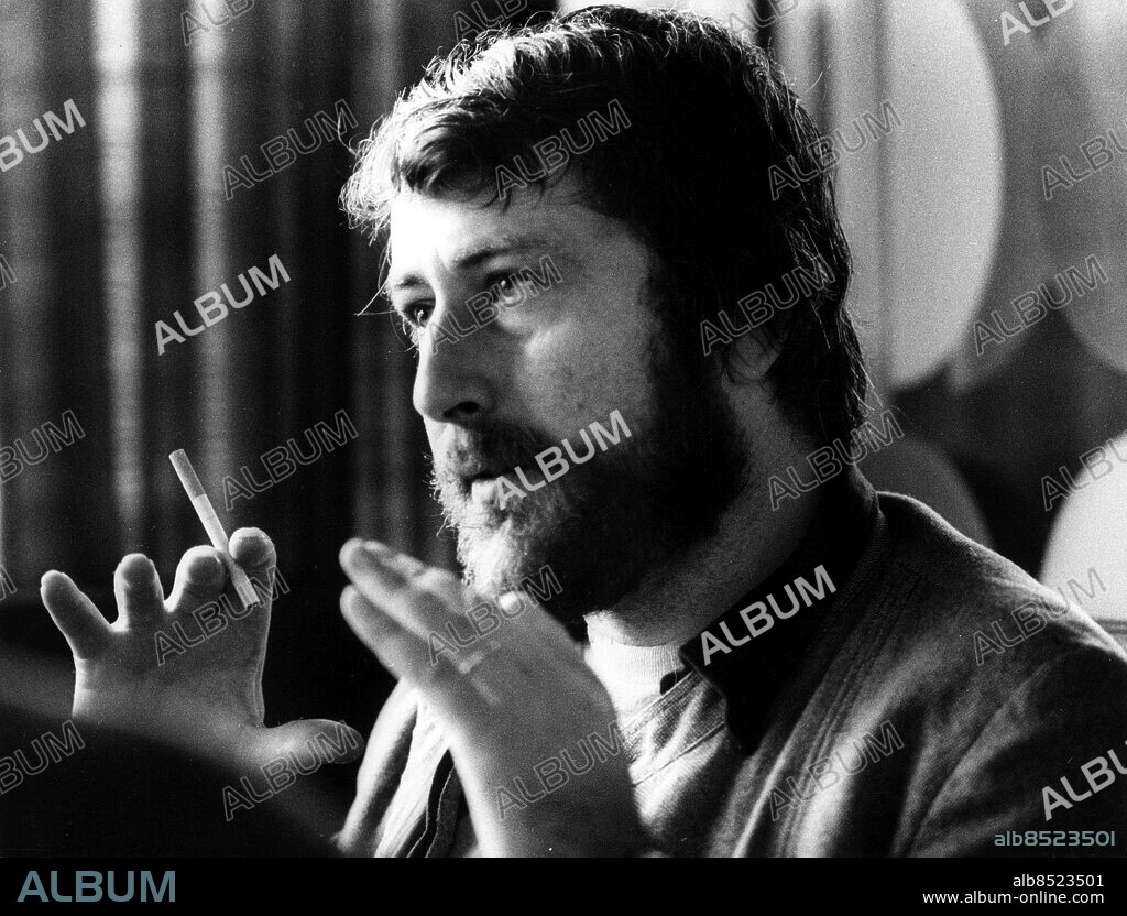 Regissören Johan Bergenstråhle / porträtt /. rökning cigarett / kroppspråk. Bergenstråhle Johan regissör Stockholm Portr 1974 /. Tobak Rökning Cigaretter / Människor Kroppsspråket Kroppsdelar Händer. (c) Sydsvenskan / IBL.