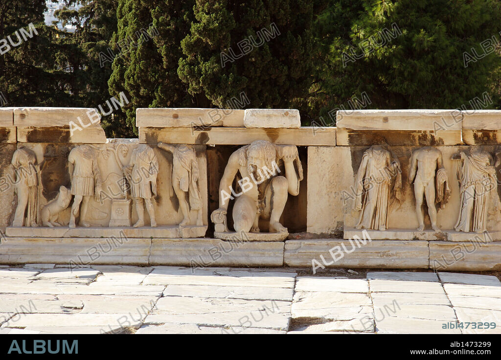 ARTE GRIEGO. GRECIA. TEATRO DE DIONISIO. Siglo V a. C. Las gradas y proscenio de madera fueron construidos de nuevo en mármol en el siglo IV a. C. Tenía una capacidad para 17.000 espectadores. Relieves de época romana. Atenas. Grecia.
