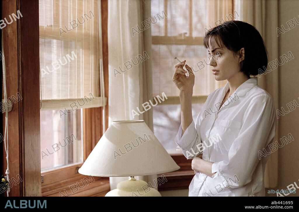 ANGELINA JOLIE en AMAR PELIGROSAMENTE, 2003 (BEYOND BORDERS), dirigida por MARTIN CAMPBELL. Copyright MANDALAY PICTURES/ CAMELOT PICTURES / DUHAMEL, FRANÇOIS.