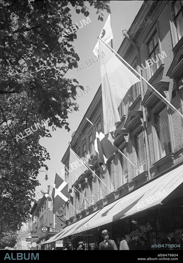 GÖTEBORG 1935-05-24. Prinsessan Ingrids bröllop med Kronprins Frederik av Danmark - som sedermera blev drottning Ingrid och kung Frederik IX. Allmän flaggning i Göteborg. *** Local Caption *** 1935 - 19-31 maj GT Royal - early days.