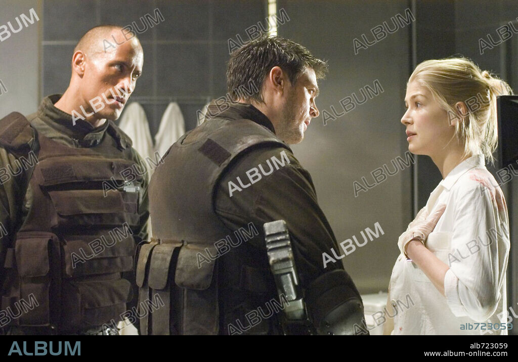 KARL URBAN y ROSAMUND PIKE en DOOM, 2005, dirigida por ANDRZEJ BARTKOWIAK. Copyright WARNER BROS.