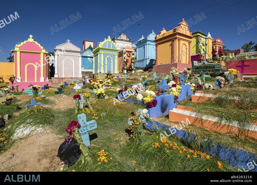 tumbas de colores, celebracion del dia de muertos en el Cementerio General, Santo Tomás Chichicastenango, República de Guatemala, América Central.