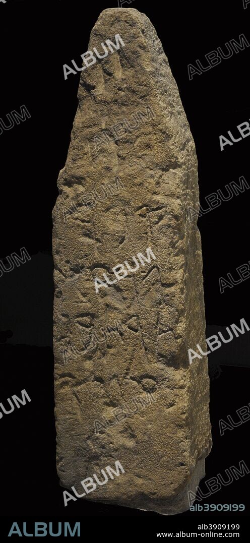 Estela funeraria con inscripción con signos fenicios "Tumba de Gerashtart, hijo de Baalpilles". Siglo V a. C. Arenisca. Necrópolis de Villaricos, Cuevas de Almanzora (Almería). Museo Arqueológico Nacional. Madrid. España.