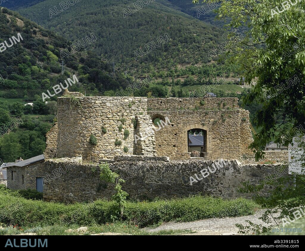 Castillo de los Condes de Pallars. Ruinas de la fortaleza documentada en el año 1281. Se asienta en lo alto de la población de Sort. Provincia de Lleida. Comarca del Pallars Sobirà. Cataluña.
