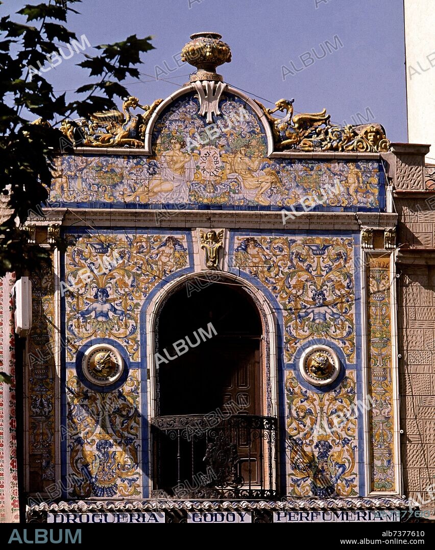 JULIAN MONTEMAYOR CARREÑO (1871-1947). FACHADA DE MONTEMAYOR EN ELEDIFICIO CALLE TRINIDAD NUMERO 11 EN AZULEJO-S XX HOY EN EL MUSEO DE CERAMICA RUIZ DE LUNA.