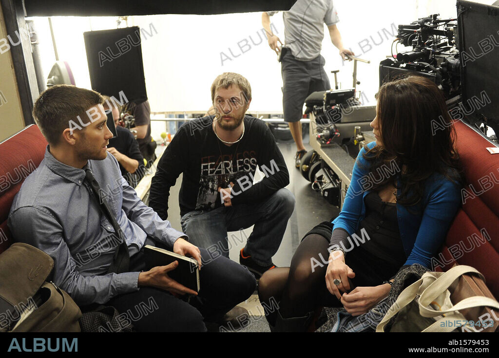 DUNCAN JONES, JAKE GYLLENHAAL and MICHELLE MONAGHAN in SOURCE CODE, 2011, directed by DUNCAN JONES. Copyright MARK GORDON COMPANY.