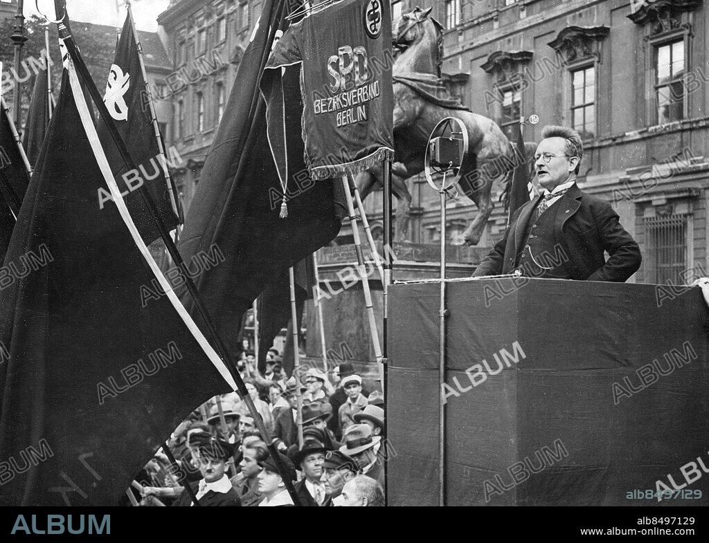 TYSKLAND BERLIN omkring 1930. Orig. bildtext... DER FÜHRER DER SOZIALDEMOKRATIE Reichstagspräsident Paul Löbe hatte am Sonntag 12. X. seine Anhänger zu einer Demonstration unter der Devise "Deutschland erwache!" nach dem Lustgarten am Schloss berufen. Reichtagspräsident Paul Löbe bei seiner Ansprache an die Massen. Foto: Robert Sennecke Internationaler Illustrations-Verlag, Berlin / AB Text & Bilder / SVT / kod:5600 Mapp: Löbe, Paul P Löbe, 1875-1967, tysk socialdemokrat, riksdagspresident 1925-1932. SPD Bezirksverbund Berlin Standar Talare persons: PAUL LÖBE sites: BERLIN;TYSKLAND PhotoDate:193?-??-??.