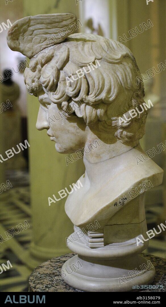 Antínoo. Joven de gran belleza, favorito y amante del emperador romano Adriano. Fue deificado. Busto romano. Mitad del siglo II d. C. Mármol. Museo del Hermitage (The State Hermitage Museum). San Petersburgo. Rusia.