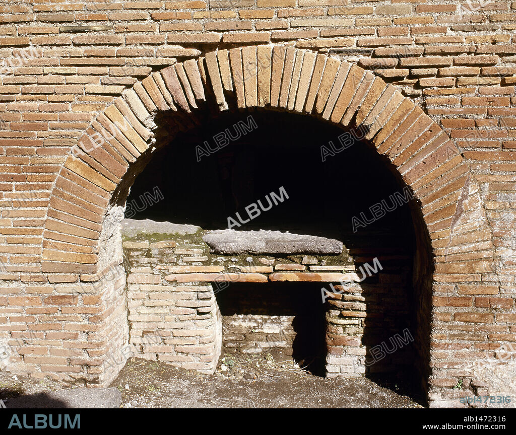 ARTE ROMANO. ITALIA. PANADERIA DE MODESTO. Estos establecimientos en época romana eran llamados "PISTRINUM". Detalle del HORNO DE PAN construido en ladrillo. POMPEYA. La Campania.