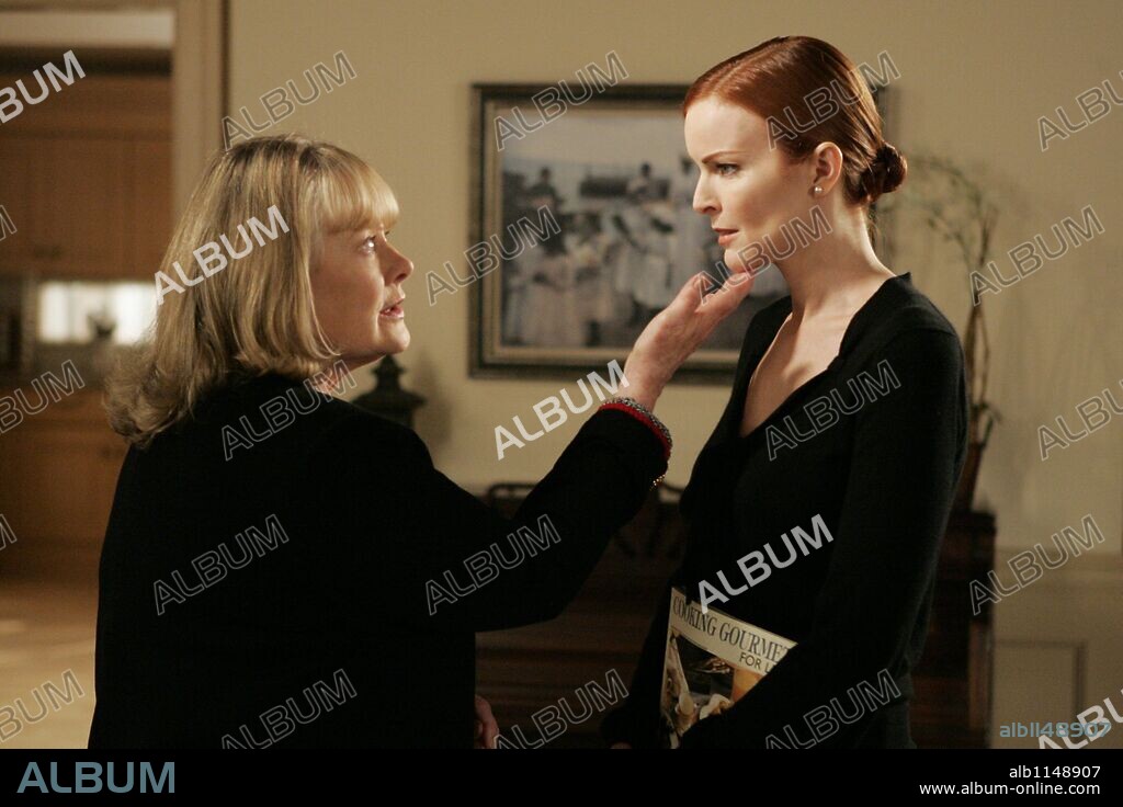 MARCIA CROSS and SHIRLEY KNIGHT in DESPERATE HOUSEWIVES, 2004. Copyright TOUCHSTONE TELEVISION. Temporada 2.