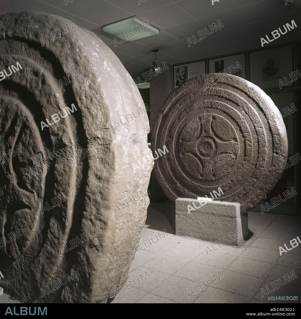 ARTE CELTA. EDAD DEL HIERRO. ESPAÑA. PUEBLOS CANTABROS. ESTELAS GIGANTES utilizadas para el CULTO SOLAR. Museo Regional de Prehistoria y Arqueología. Santander. Cantabria.