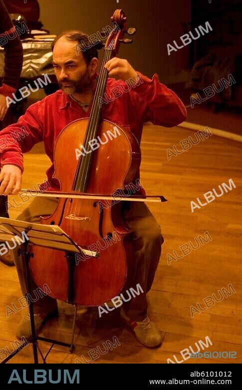 Coin, Christophe; franz. Cellist u. Gambist; geb. 1958.-Christophe Coin, Cello spielend.-Foto, 2007.