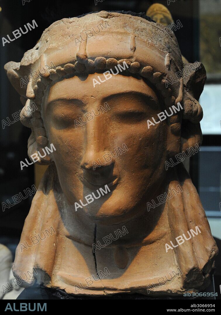 Cabeza de mujer. Fragmento perteneciente a una escultura de tamaño natural. Siglos I-II a. C.. Terracota. Procedente de Vouni, Chipre. Museo del Mediterráneo y Antigüedades del Oriente Próximo (Museum of Mediterranean and Near Eastern Antiquities). Estocolmo. Suecia.