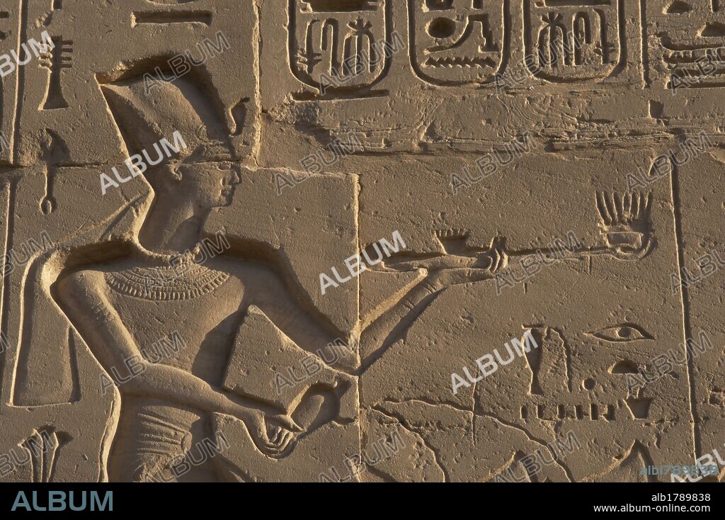ARTE EGIPCIO. EGIPTO. Relieve con la representación del faraón RAMSES II (portando la corona del tipo Shepresh), realizando una ofrenda con incensario de "la Fragancia Divina" a un dios egipcio. Imperio Nuevo. Dinastía XIX. Templo de Karnak. Noroeste de Luxor. Egipto.