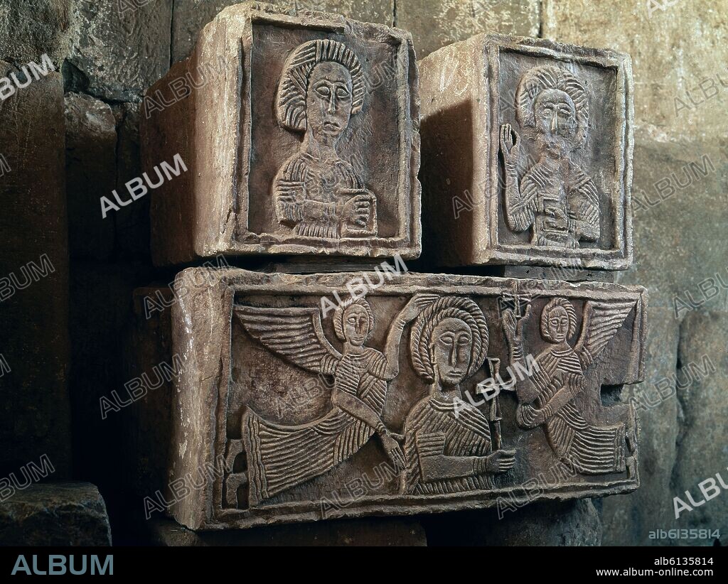 RELIEVES VISIGODOS - SIGLO VII - CAPITEL PROCEDENTE DE LA NAVE MAYOR DE LA ERMITA DE SANTA MARIA DE LAS VIÑAS - EVANGELISTA FLANQUEADO POR ANGELES.