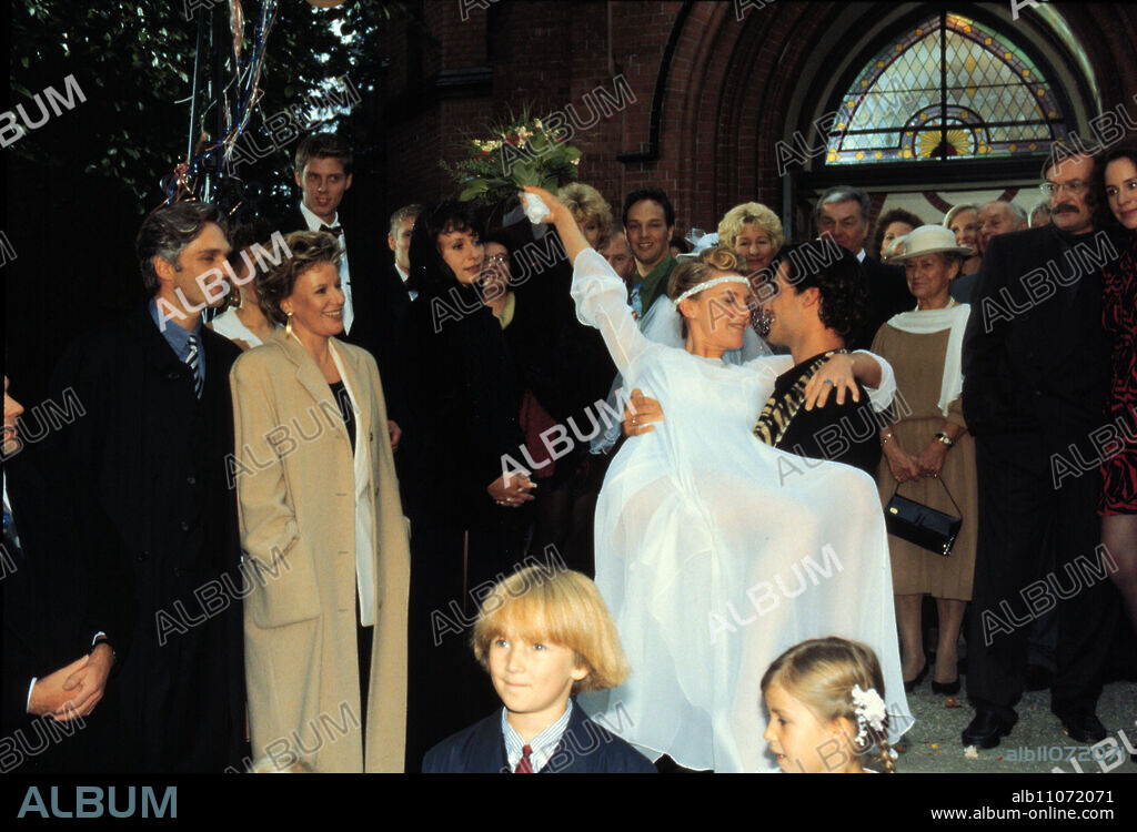 Girl Friends - Friendship with Heart, ZDF TV series, 1996, episode: Escape forward, wedding scene: WALTER SITTLER, MARIELE MILLOWITSCH, TAMARA ROHLOFF, bride and groom NELE MÜLLER-STÖFEN, THORSTEN GRASSHOFF.