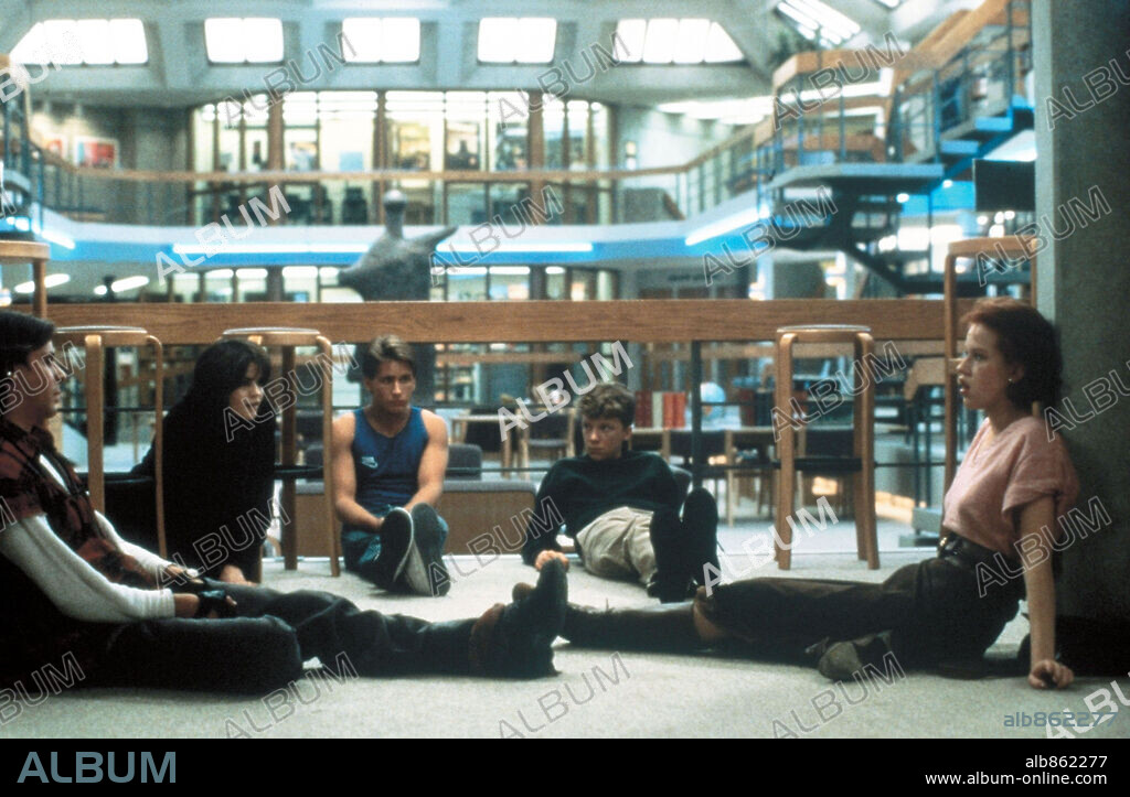ALLY SHEEDY, ANTHONY MICHAEL HALL, EMILIO ESTEVEZ, JUDD NELSON and MOLLY RINGWALD in THE BREAKFAST CLUB, 1985, directed by JOHN HUGHES. Copyright UNIVERSAL PICTURES.