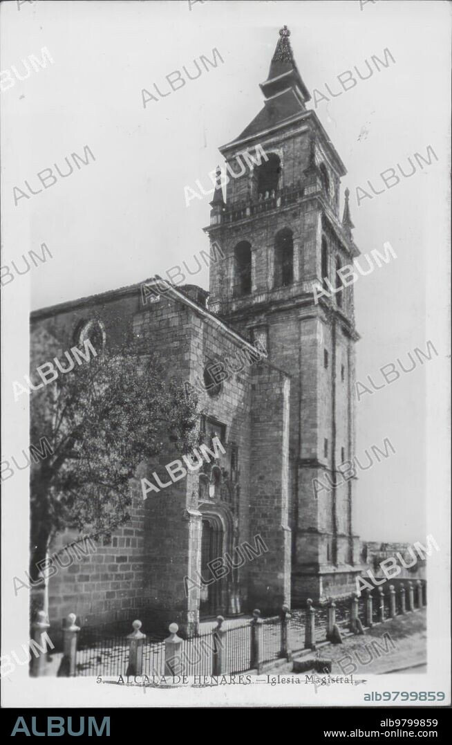 La iglesia magistral de Alcalá de Henares de la que queda esta torre tras el incendio sufrido en 1936.