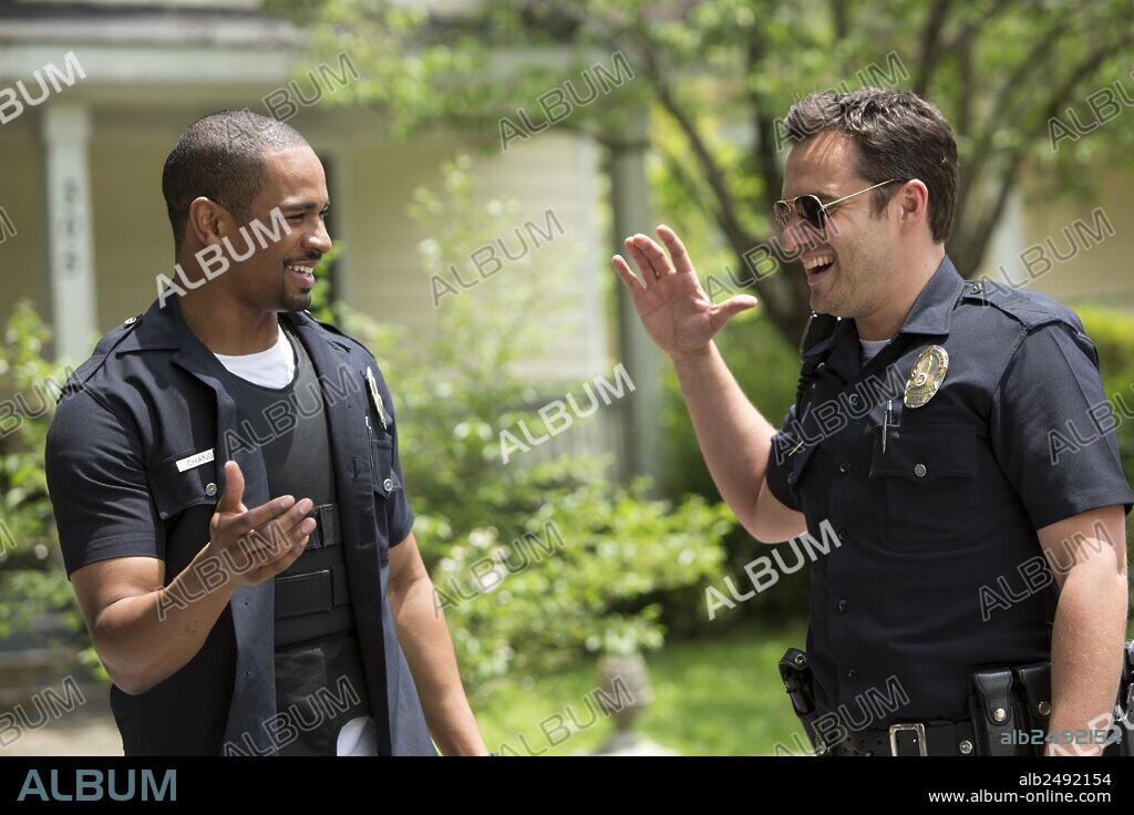 DAMON WAYANS et JAKE JOHNSON dans LET'S BE COPS, 2014, réalisé par LUKE GREENFIELD. Copyright GENRE FILMS/TWENTIETH CENTURY FOX FILM CORPORATION/WIDEAWAKE.