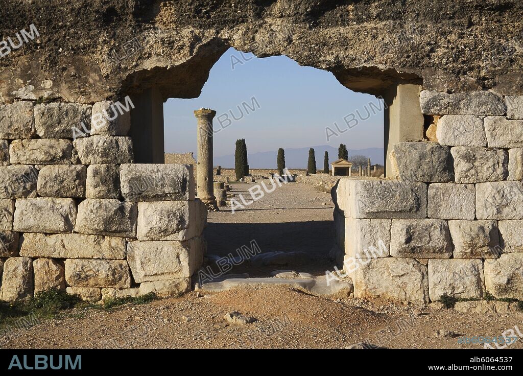 L'Escala; ruinas de Ampurias / d'Empúries; vista a través de murallas hacia zona de ruinas romanas.