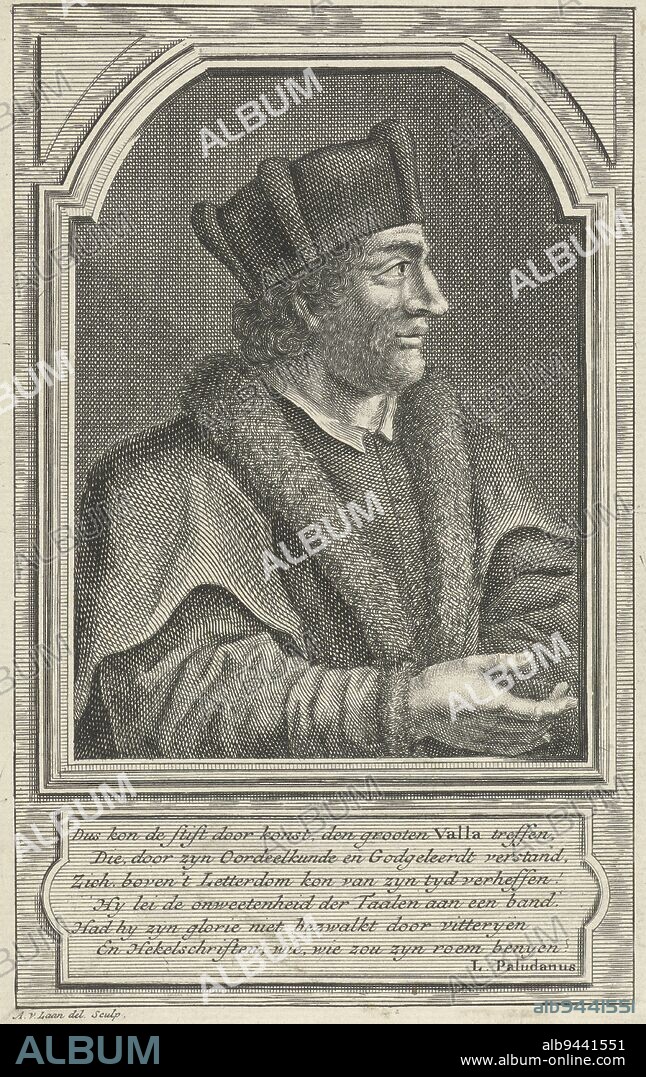 Portrait bust to the right of Lorenzo Valla, Italian humanist and philologist, with headdress and fur collar Surrounding a curved frame, below the portrait a plaque with a six-line Dutch verse, Portrait of Lorenzo Valla, print maker: Adolf van der Laan, (mentioned on object), Adolf van der Laan, (mentioned on object), Lambertus Paludanus, (mentioned on object), 1694 - 1755, paper, etching, engraving, h 167 mm × w 105 mm.