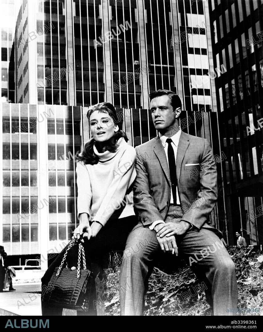 AUDREY HEPBURN and GEORGE PEPPARD in BREAKFAST AT TIFFANY'S, 1961, directed by BLAKE EDWARDS. Copyright PARAMOUNT PICTURES.