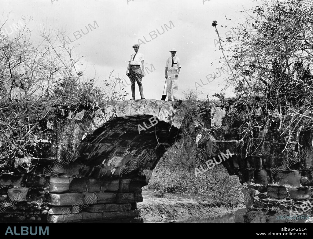 Stone arch, King's Highway bridge, Panama, c.between 1910 and 1920.