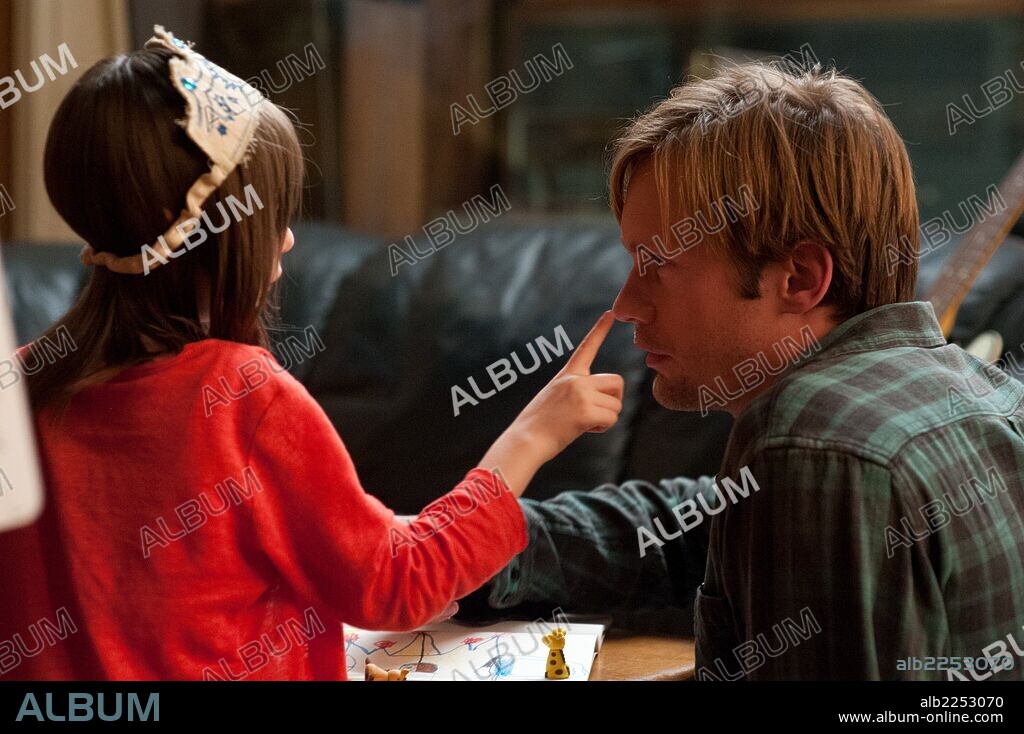 ALEXANDER SKARSGARD y ONATA APRILE en QUE HACEMOS CON MAISIE?, 2012 (WHAT MAISIE KNEW), dirigida por DAVID SIEGEL y SCOTT MCGEHEE. Copyright RED CROWN PRODUCTIONS.