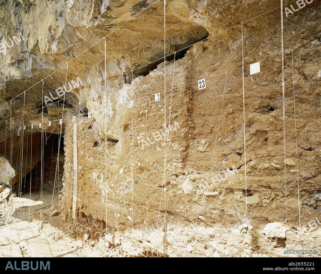 PREHISTORIA. PALEOLITICO. PLEISTOCENO MEDIO ESPAÑA. NIVELES ESTRATIGRAFICOS obtenidos mediante CATAS (cordel con un plomo en un extremo utilizado para medir la altura) en el suelo de ocupación del yacimiento GALERIA (350.000-180.000). Localizado en la Trinchera del Ferrocarril. Declarado Patrimonio de la Humanidad en el año 2000. ATAPUERCA. Provincia de Burgos. Castilla-León.