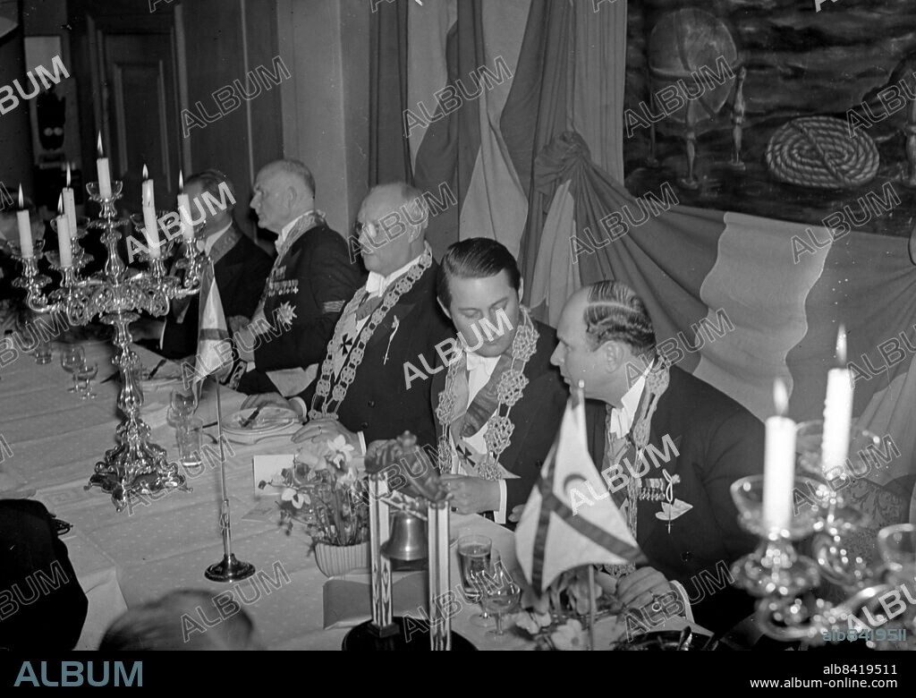 Göteborg 1943-04-03 - Jubileum hos Göta Coldin - längst till höger kammarherren och generalkonsuln Gustaf Adolf Bratt *** Local Caption *** GT Låda 1943-mars-april-maj-jun-jul-aug-. KAMERAREPORTAGE.