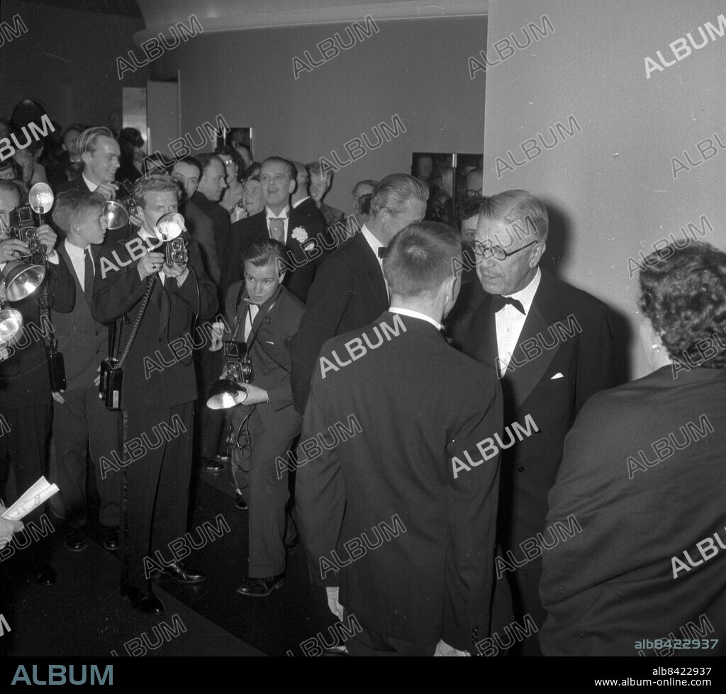 Göteborg 1957-05-16 - Kung Gustaf VI Adolf besöker Göteborg - här på Stadsteatern samtalandes med skådespelaren Jan-Olof Strandberg - th fotograferna Gert Jangblom (duckande) och Sören Karlsson *** Local Caption *** GT-GHT - Foto: ? -. Finns i låda GT-GHT Reportagelåda 01. KAMERAREPORTAGE.