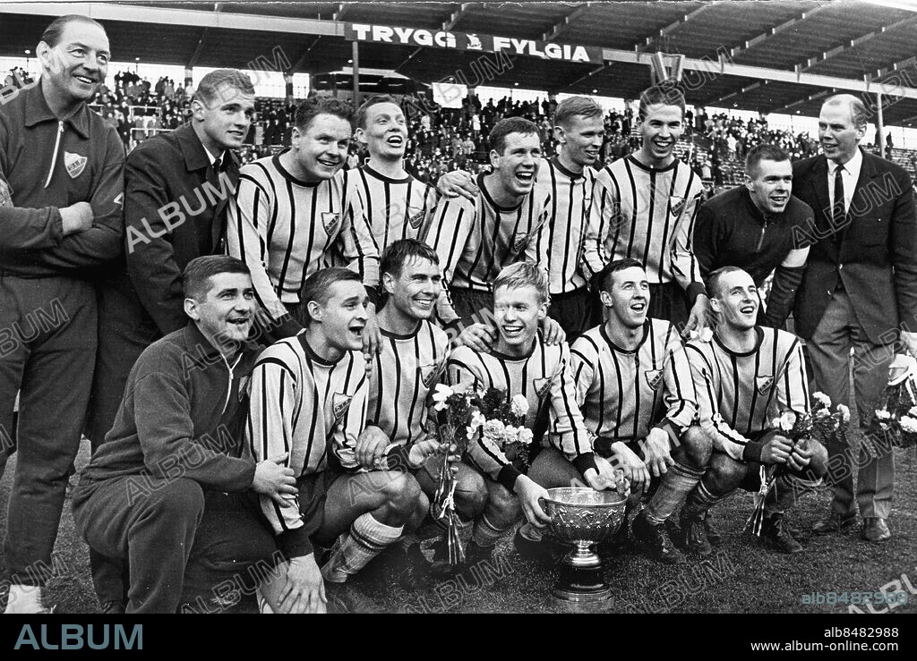 STOCKHOLM 1966-10-30. Lagbild av svenska mästarna i fotboll Djurgårdens IF med von Rosens pokal efter att ha besegrat IFK Norrköping med 3-0 i allsvenskans sista omgång på Råsunda fotbollsstadion inför 39 772 åskådare, Bakre raden fr. v. Torsten Lindberg, Sven-Erik Sjöberg, Gösta "Knivsta" Sandberg, Inge Karlsson, Willy Gummesson, Rolf Fransson, Claes Cronqvist Ronney Pettersson, Bo Brattlöf. Främre raden fr. v. Asph massör, Jan Öhman, Peder Persson, Conny Granqvist, Kay Weistål, Sven Lindman.. Foto: Svenskt Fotoreportage / TT / Kod: 197.