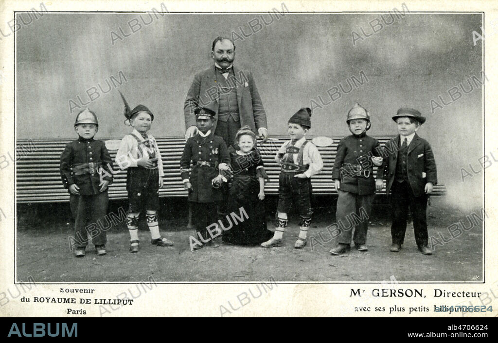 'Souvenir du Royaume de Lilliput. M. Gerson, directeur, avec ses plus petits Lilliputiens'. Spectacle au Jardin d'Acclimatation a Paris. Carte postale de 1908. Credit : Jean Vigne/KHARBINE-TAPABOR.