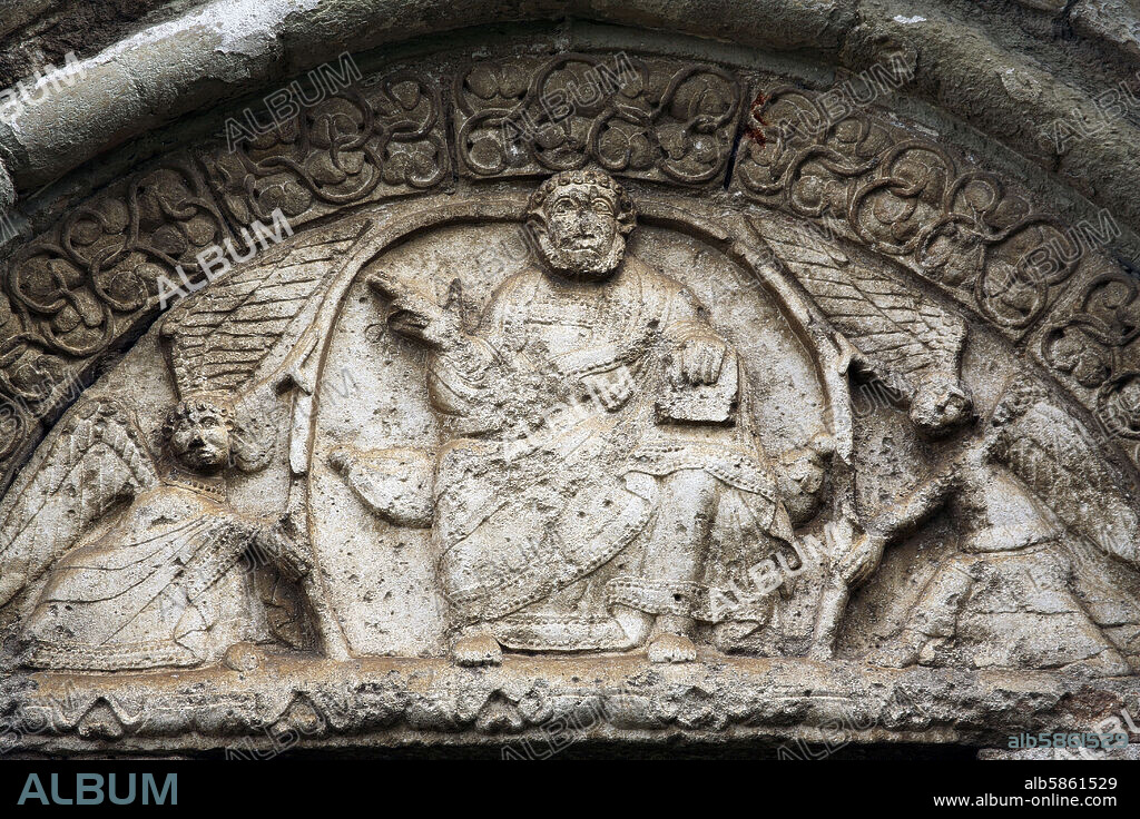 Sant Sebastià dels Gorgs; monasterio románico / fachada; portada con bellas esculturas románicas deñl siglo XII.
