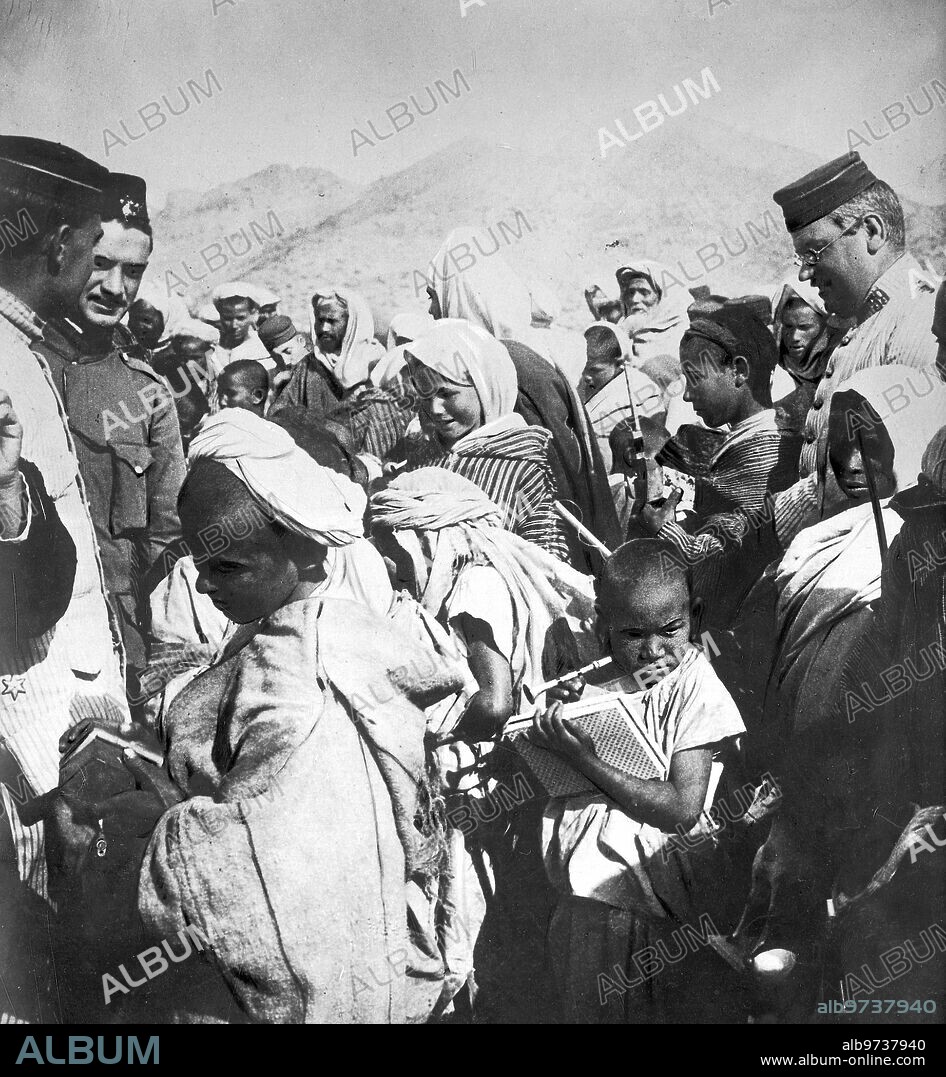 1913. En el zoco de Melilla reparto de Juguetes A Niños Moros en la fiesta Organizada por la compañía agrícola Marroquí. Foto Welkin.