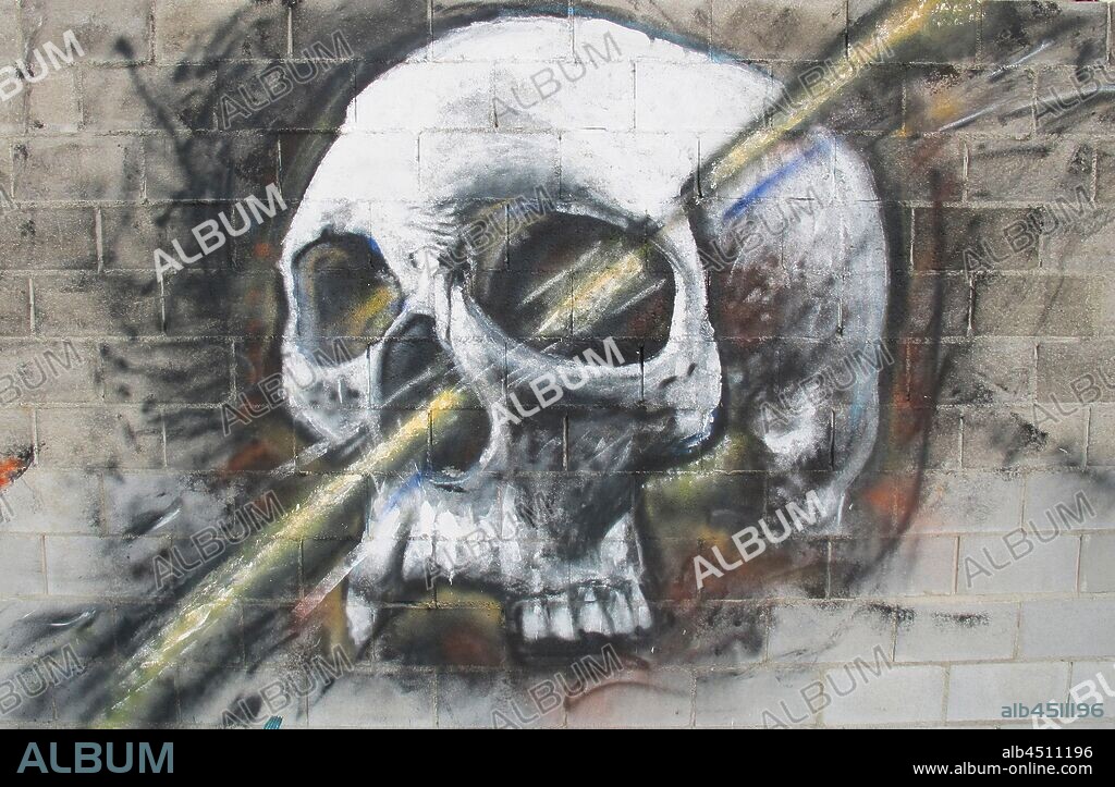 Ilustracion de calavera blanca atravesada por un rayo de luz amarillo; graffiti mural, Plaza de las Glorias; Distrito San Martin, Barcelona en 2014.