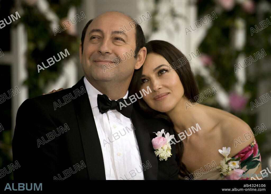 KAD MERAD and MONICA BELLUCCI in DES GENS QUI S'EMBRASSENT, 2013, directed by DANIELE THOMPSON. Copyright PATHE.