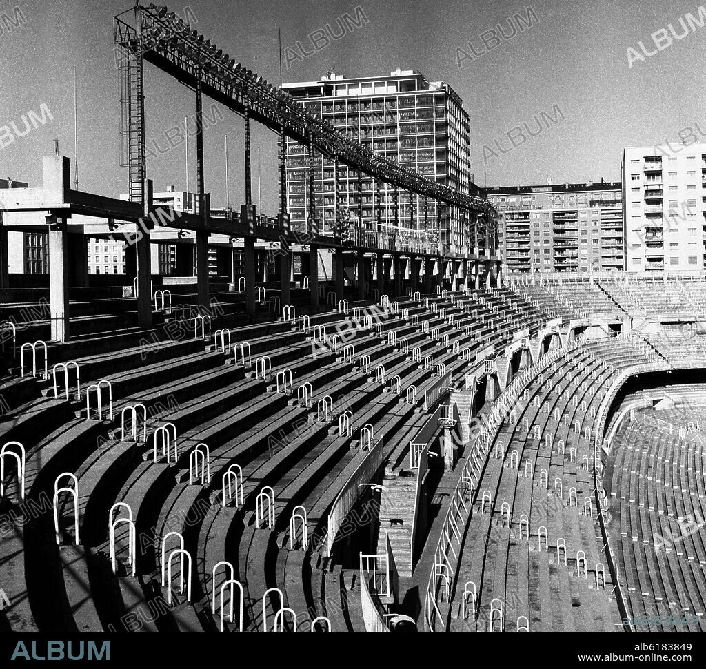 ANTONIO LAMELA / JOSE ALEMANI / MANUEL SALINAS. ESTADIO DE FUTBOL DEL REAL MADRID REALIZADO ENTRE 1944 Y 1947 -  FOTOGRAFIA EN BLANCO Y NEGRO - AÑOS 60.