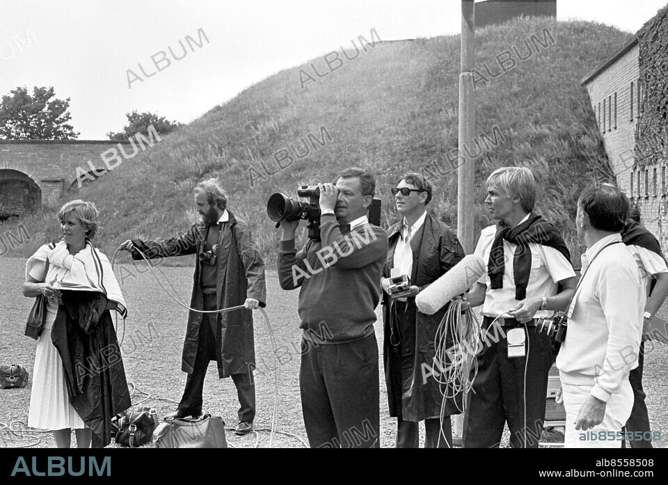 KARLSKRONA 1980-07.. Karlskrona 300 år Inspelningsteam i väntan på konungens ankomst till Kungsholm Fort.Scriptan Ann-Christine Ingemarsson,kamreman Rolf Cronqvist, fotograf Allan Persson, tom Derek Gough,ljud Tommy Darfelt och producent Kåge Gimtell.Inspelningsledaren PG Andersson stilbildsfotograferade. Bakombild Malmö. persons: ALLAN PERSSON ;ANN.CHRISTINE INGEMARSSSON ;DEREK GOUGH ;KÅGE GIMTELL ;ROLF CRONQVIST ;TOMMY DARFELT sites: BLEKINGE ;KARLSKRONA ;KUNGSHOLMS FORT ;SVERIGE.