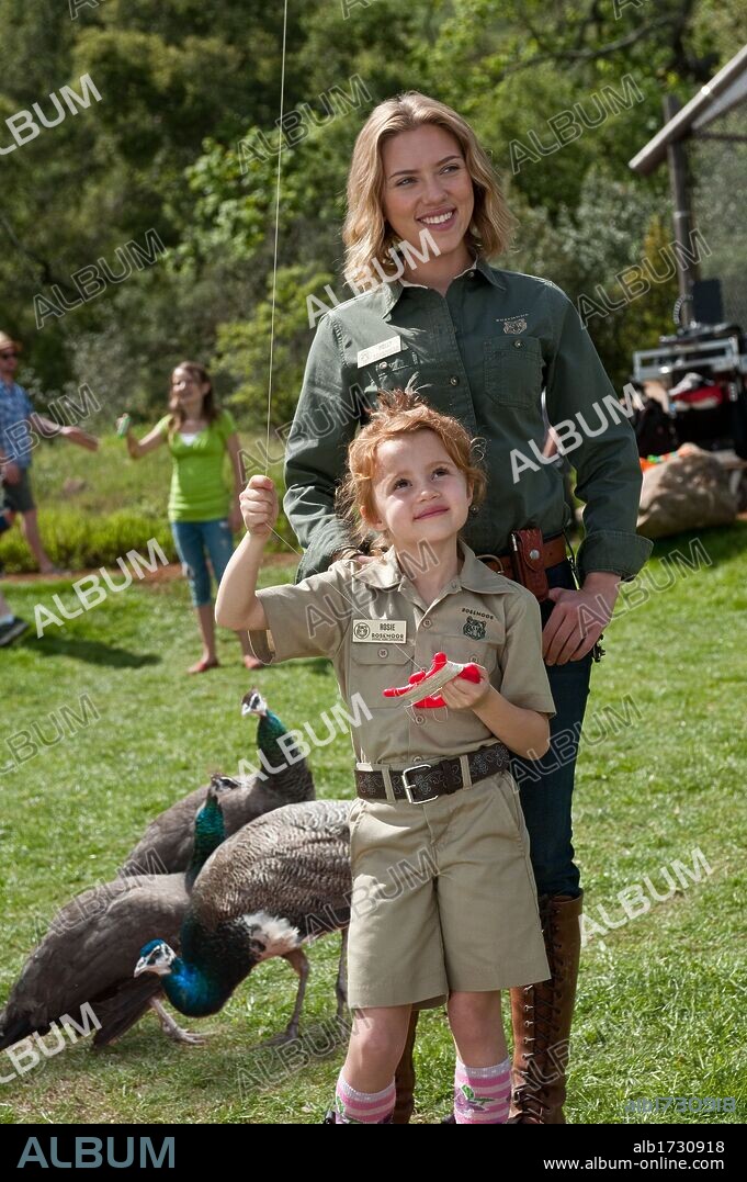 MAGGIE ELIZABETH JONES and SCARLETT JOHANSSON in WE BOUGHT A ZOO, 2011, directed by CAMERON CROWE. Copyright VYNIL FILMS.