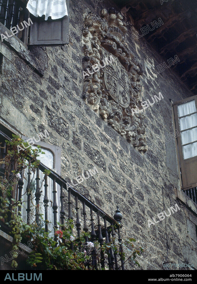 CASONA DE DIEGO CACHO RADA DE LA SIERRA-S XVIII DETALLE DE LA FACHADA-ESCUDO.
