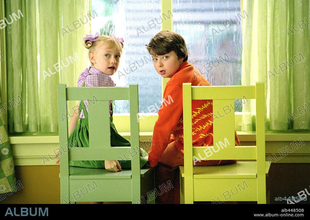 DAKOTA FANNING and SPENCER BRESLIN in DR. SEUSS' THE CAT IN THE HAT, 2003, directed by BO WELCH. Copyright UNIVERSAL STUDIOS/DREAMWORKS / GORDON, MELINDA SUE.