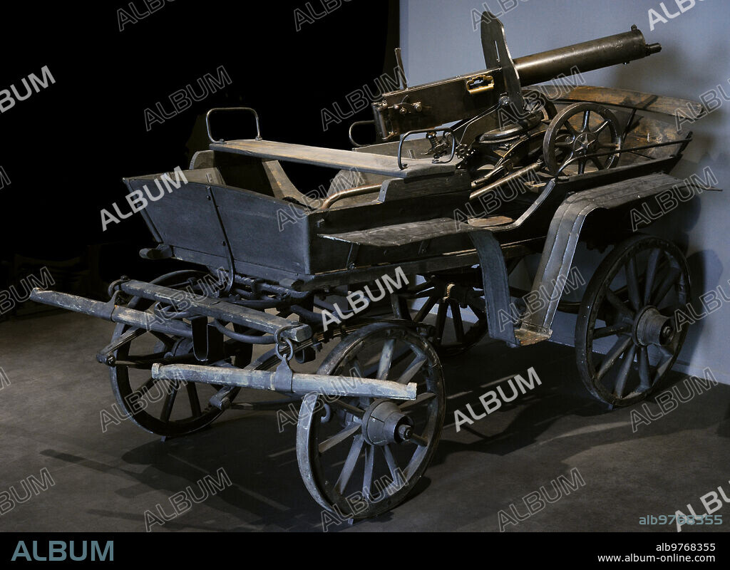 Primera Guerra Mundial (1914-1918). Tachanka armada con una ametralladora Maxim M1910, empleada por las unidades de caballería de la División de Fusileros Letones. Se trataba de un vehículo remolcado por caballos y armado con una ametralladora. Estas unidades usaron la tachanka en su lucha en las estepas de Ucrania en el Frente Sur. Museo de la Guerra de Letonia. Riga.