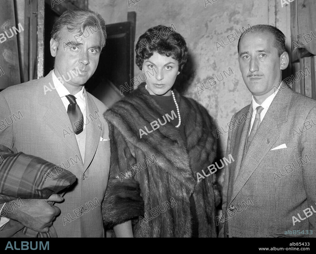 El actor y humorista catalán Joan Capri con la actriz de origen alemán Katia Loritz y el director y guionista español Antonio de la Loma. Fotografía tomada el año 1957.