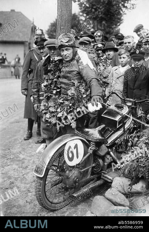 Verkehr: Motorrad. Buckower Dreieck-Rennen, große Landstraßenprüfung des ADAC für Motorräder und Wagen: Bauhofer (München) auf BMW, Sieger in der Klasse über 500 ccm. Foto, um 1928.
