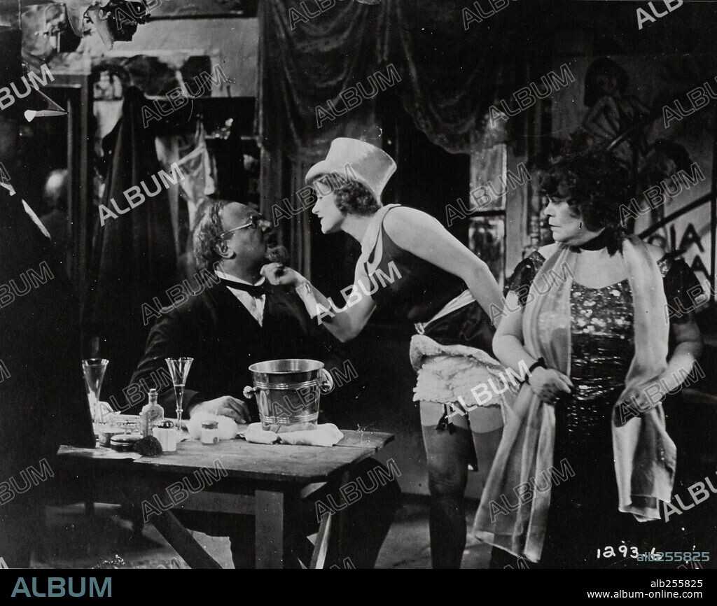 EMIL JANNINGS, MARLENE DIETRICH y ROSA VALETTI en EL ÁNGEL AZUL, 1930 (DER BLAUE ENGEL), dirigida por JOSEF VON STERNBERG. Copyright U.F.A.