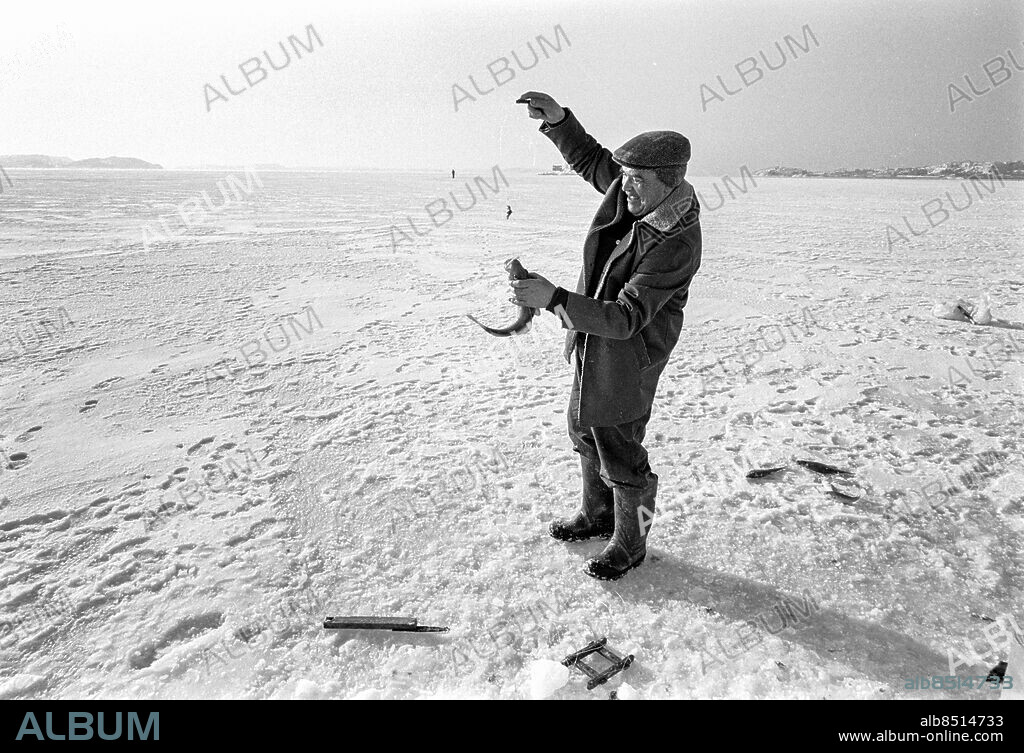 LYSEKIL 1970-02-11.. Helge Uppström, pensionär med ett långt livs upplevelser till lands och till sjöss, som medverkar i radioprogrammet "I pensionsåldern". Här ägnar han sig åt pimpelfiske på sjön Gullmarens is.. Foto: Bertil S-son Åberg / RiR / SVT / Kod: 5600. Reportage publ. i RiR 10/70 sid. 12-13, 62 inför ett radioprogram.. RiR 19748 sv/v neg.