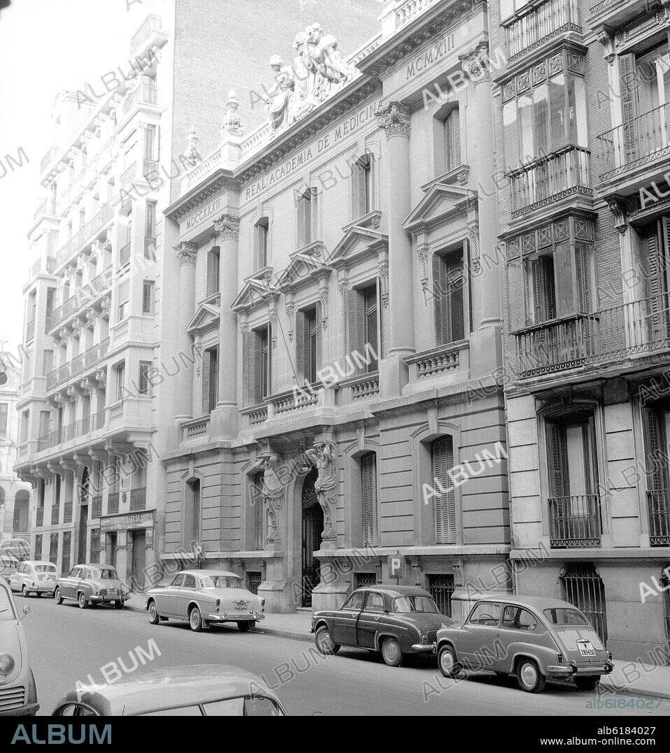 LUIS MARIA CABELLO LAPIEDRA (1863-1936). FACHADA DE LA REAL ACADEMIA DE MEDICINA CONSTRUIDA ENTRE 1910 Y 1913 EN LA CALLE ARRIETA - FOTOGRAFIA EN BLANCO Y NEGRO - AÑOS 60.