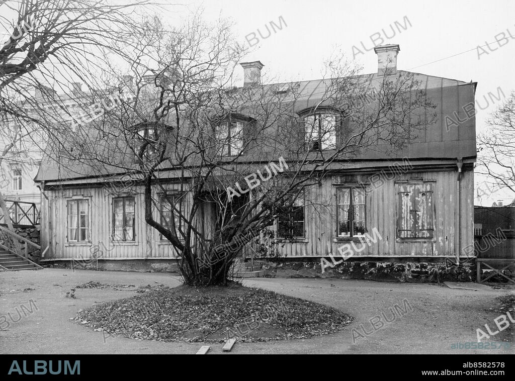 STOCKHOLM 1922.. Utan bildtext. Not. Här föddes Skansens skapare Dr. Hazelius Surbrunnsgt 43 Anm. A Hazelius, 1833-1901, svensk folklivsforskare, grundare av Nordiska museet och Skansen. Gårdsplaner CD688 persons: ARTUR HAZELIUS* sites: SVERIGE;STOCKHOLM.